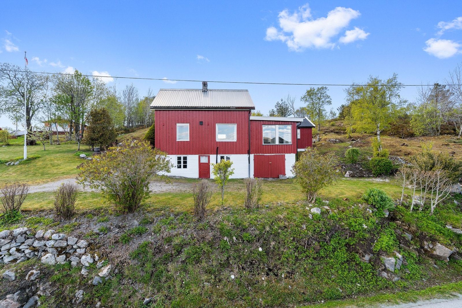 Fasade. Et koselig lite hus med masse potensiale. Galleribilde