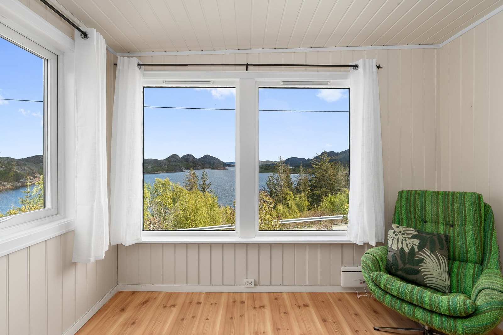 Her kan man sitte å nye utsikten både på fine sommerdager, men også fasinerede på uværsdager. Galleribilde