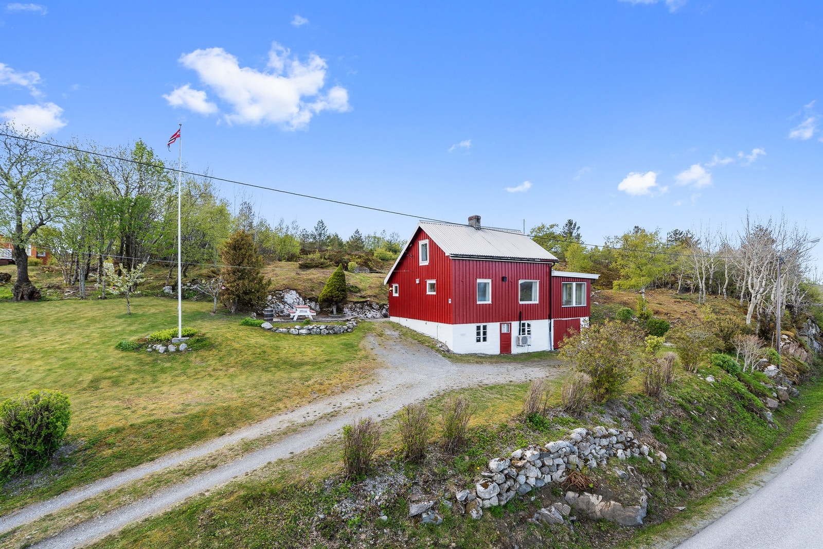 Fasade. Stor tomt og meget for seg gjort. Galleribilde