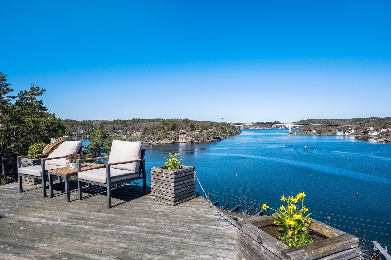 Med utsikt til Vrengensundet, båtplass og gangavstand til stranden på Mølledammen ligger alt til rette for en fantastisk sommer! Galleribilde