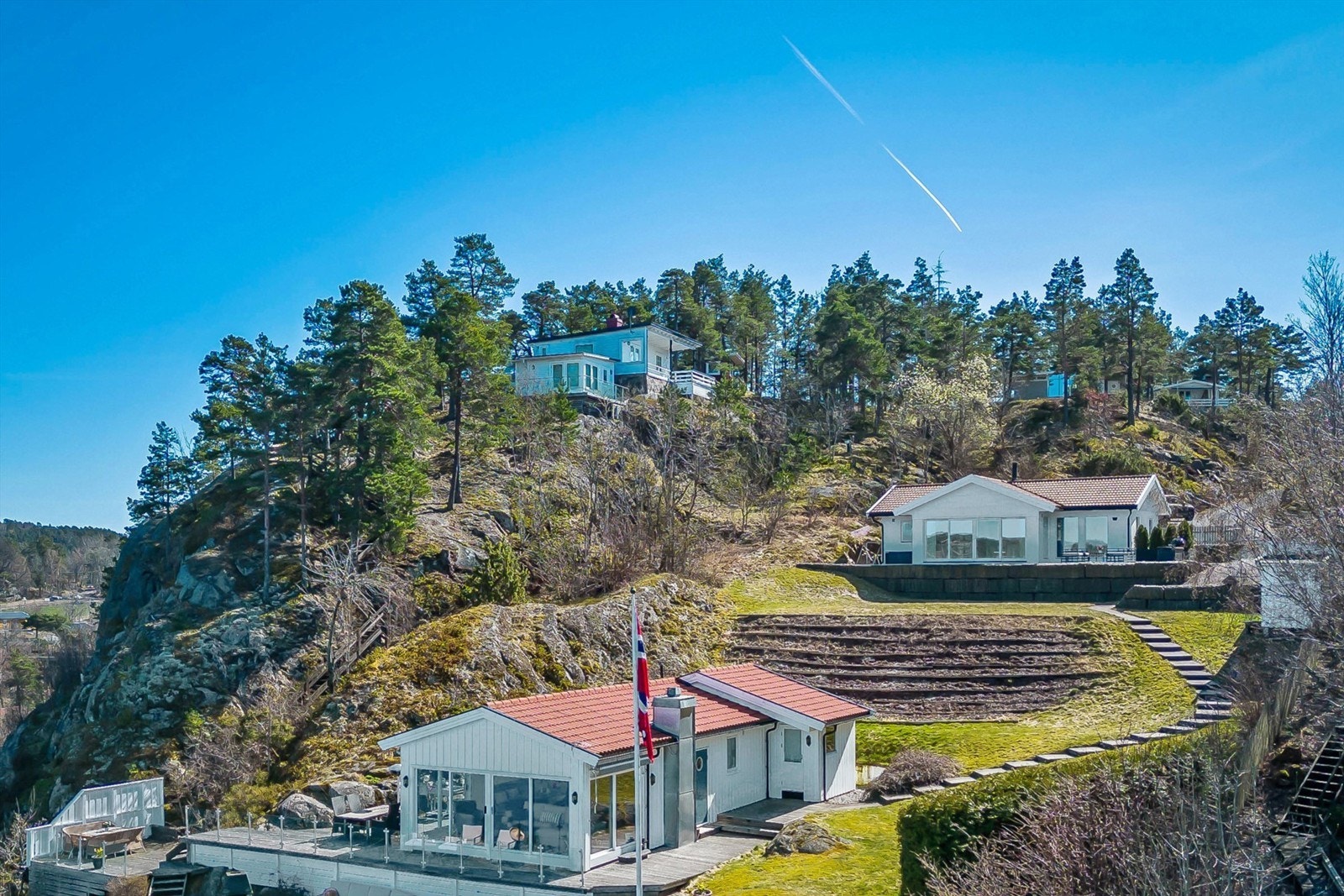 Det er bilvei frem til hyttene og parkering på egen tomt. Innlagt vann og avløp. Galleribilde