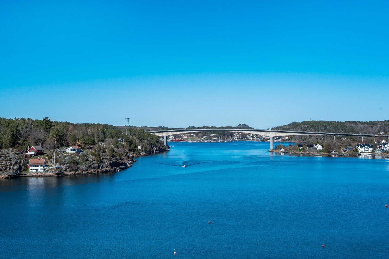 En fantastisk fritidseiendom hvor en kan senke skuldrene og nyte vel fortjente ferie- og fridager - kun ca. 1,5 times kjøring fra Oslo. Galleribilde