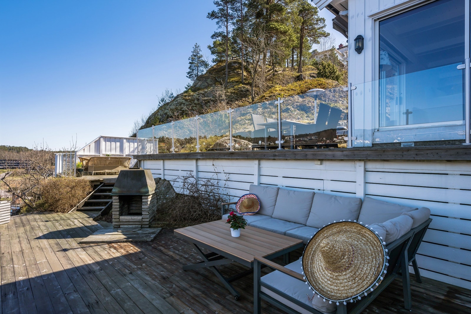 terrasse med utepeis og flere sitteplasser Galleribilde
