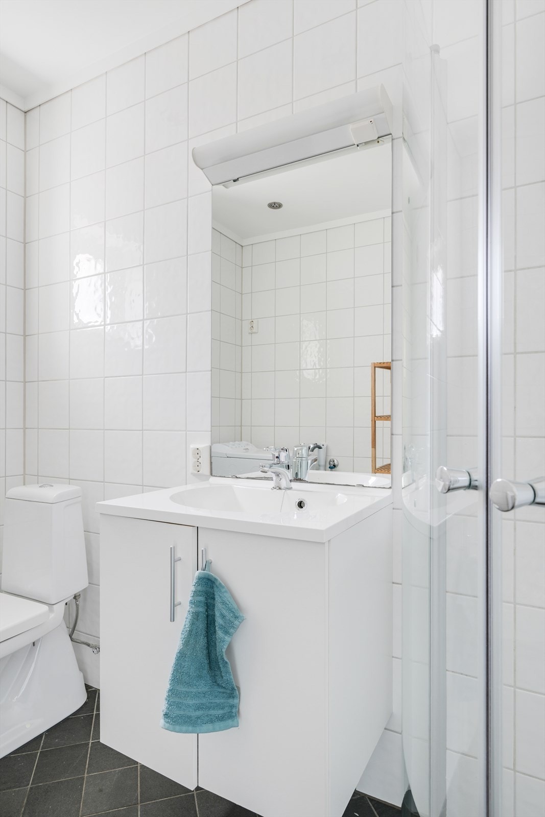 Baderom fra byggeår, flislagt gulv med varme og flislagte vegger og himling i malt slett flate og downlights. Galleribilde