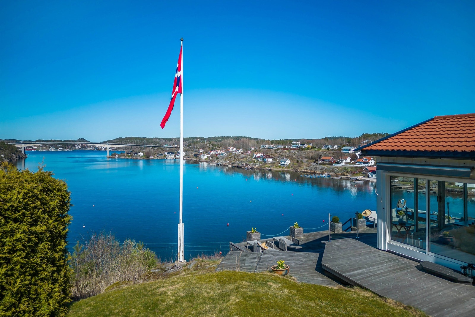 Hytta har båtplass i brygge rett på nedsiden av eiendommen og kort vei til badestranden på Mølledammen. Galleribilde