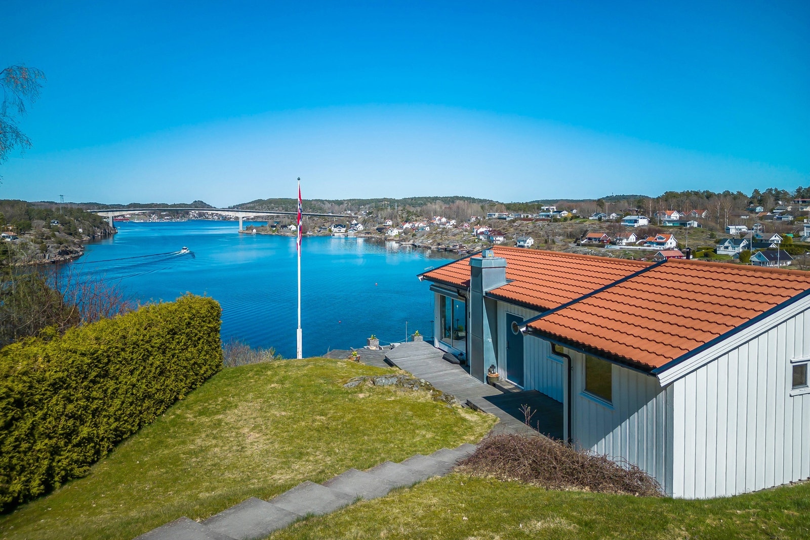 Rødnesveien 86 (gnr. 208/104) har en eiet tomt på 1.463,3 kvm. Skrånede tomt med noe blottlagt fjell opparbeidet med trapper, terrasse/plattinger rundt huset, plenarealer og diverse beplantning. Galleribilde