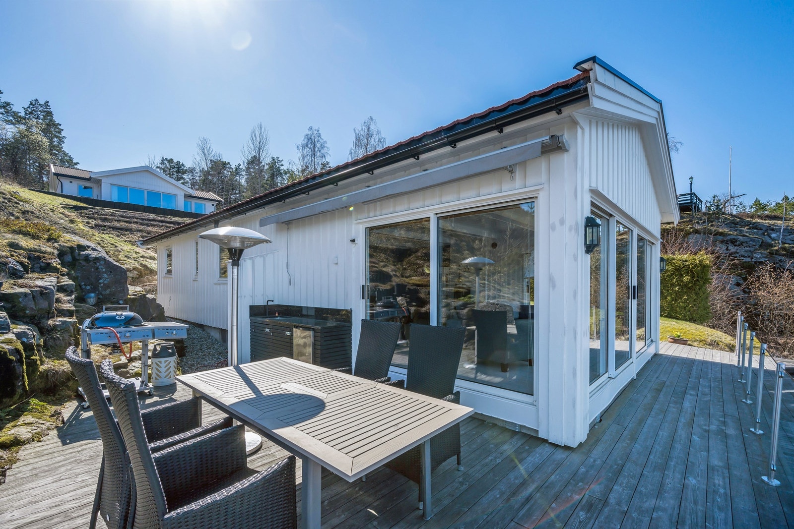 Hytta i Rødnesveien 86 er oppført i 1957 og tilbygget i 1995. Galleribilde