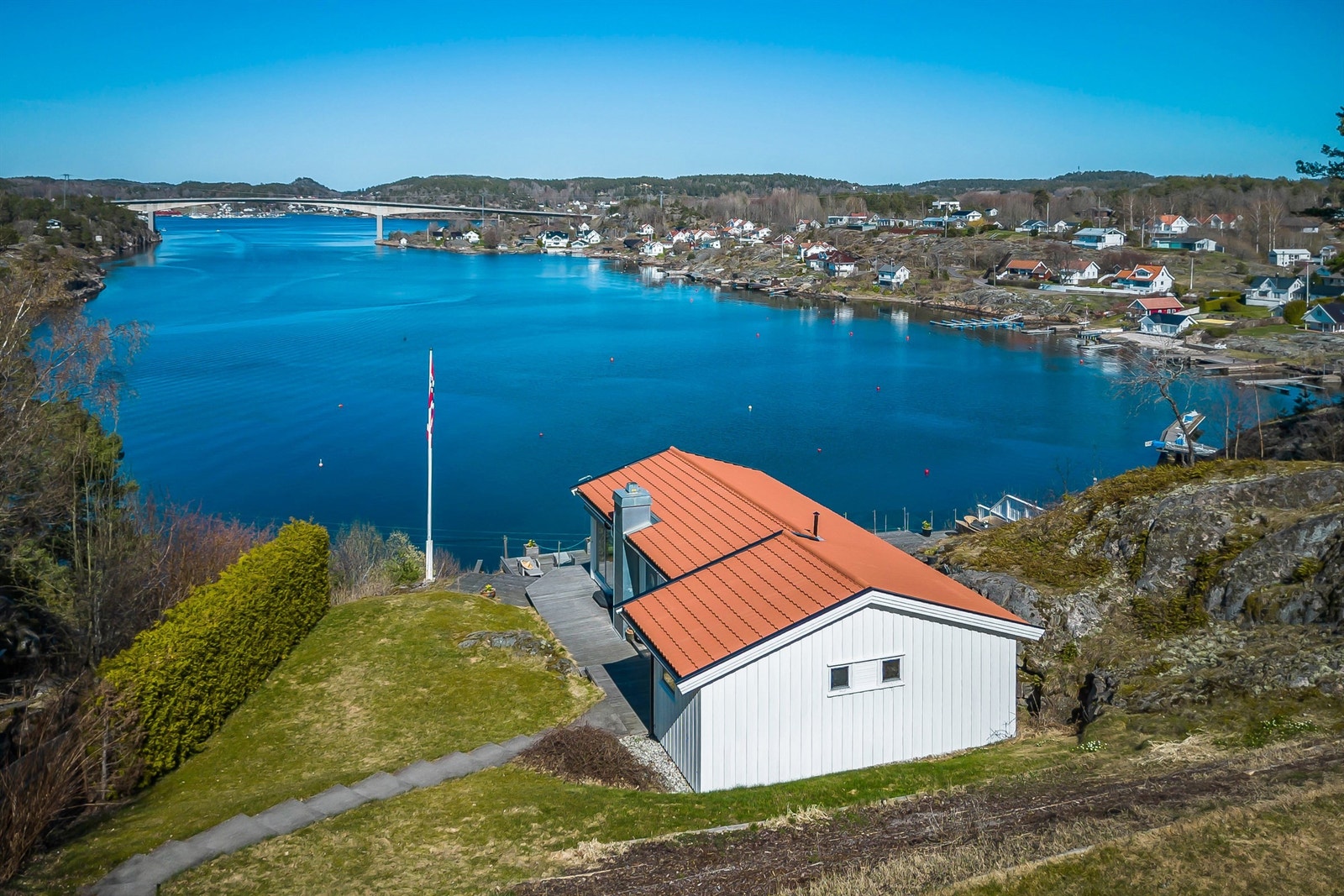 Hyttene har en fantastisk utsikt til Vrengensundet! Galleribilde
