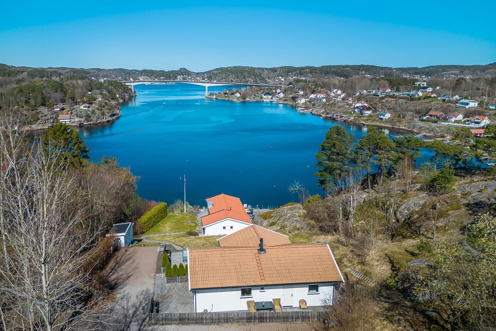 Eiendommen har totalt en eiet tomt på 2.178,5 kvm. bestående av to hytter med hvert sitt gnr/bnr. Galleribilde