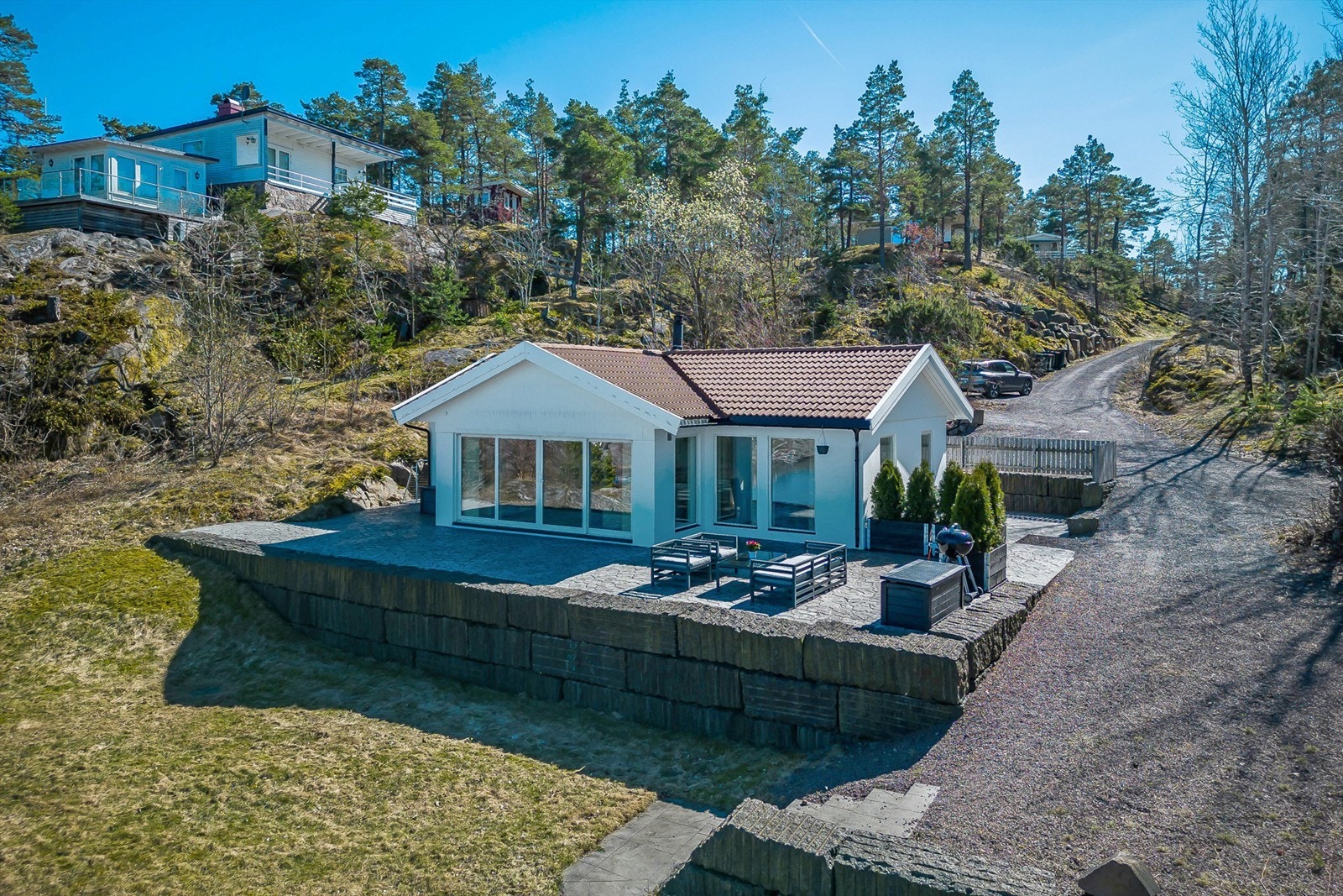 Hytta i Rødnesveien 84 er oppført i 2011 og går over et plan bestående av gang, baderom, kjøkken, spisestue, stue og 3 soverom. Galleribilde