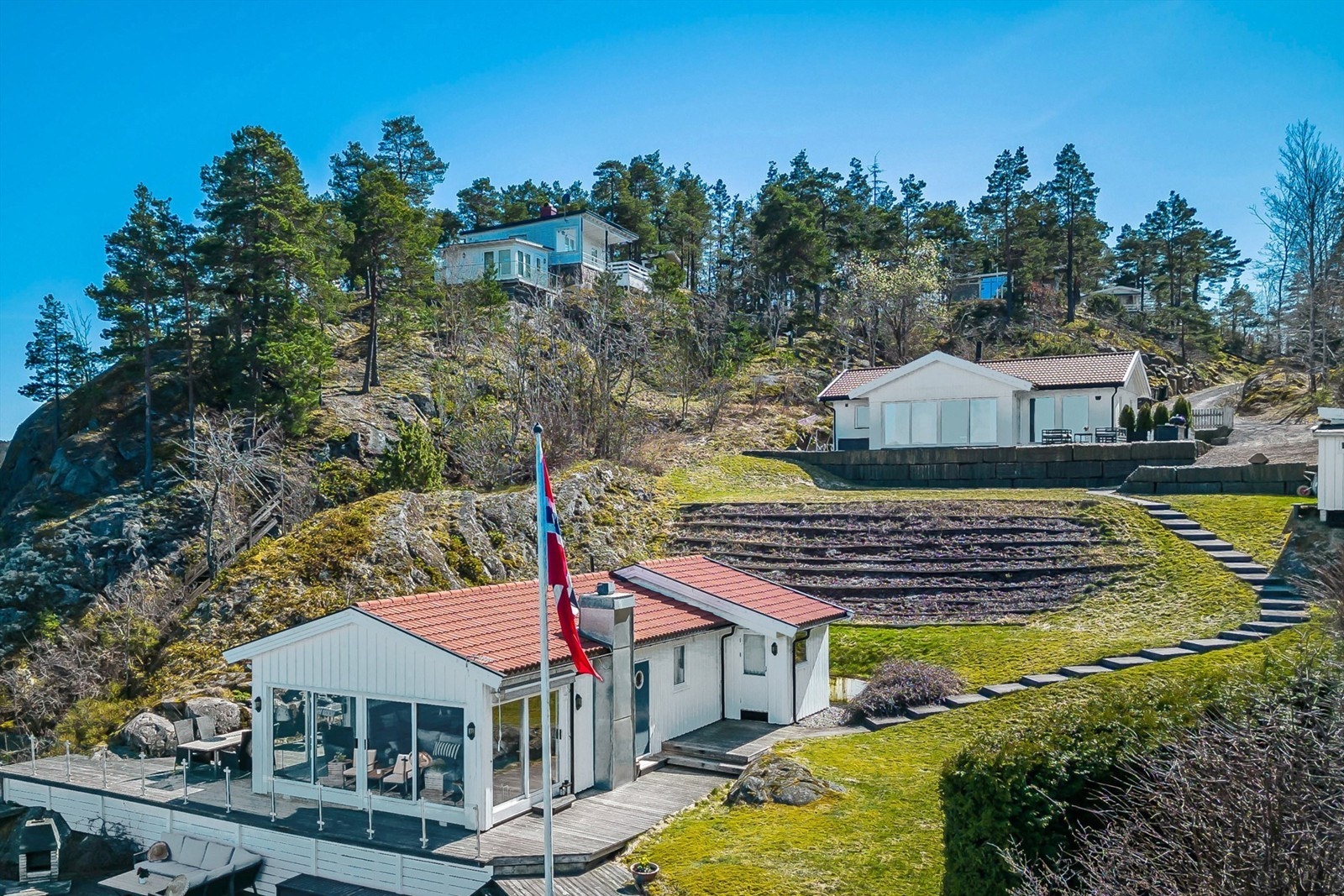 Hyggelig og flott beliggende fritidseiendom, høyt og fritt med fin utsikt i det attraktive hytteområdet i Rødnesåsen. Galleribilde