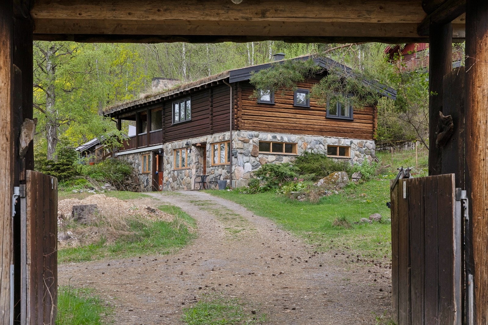 En unik eiendom hvor en tømmerkasse fra ca. 1823 danner rammen for en moderne bolig med torvtak, lagt i 2013. Galleribilde