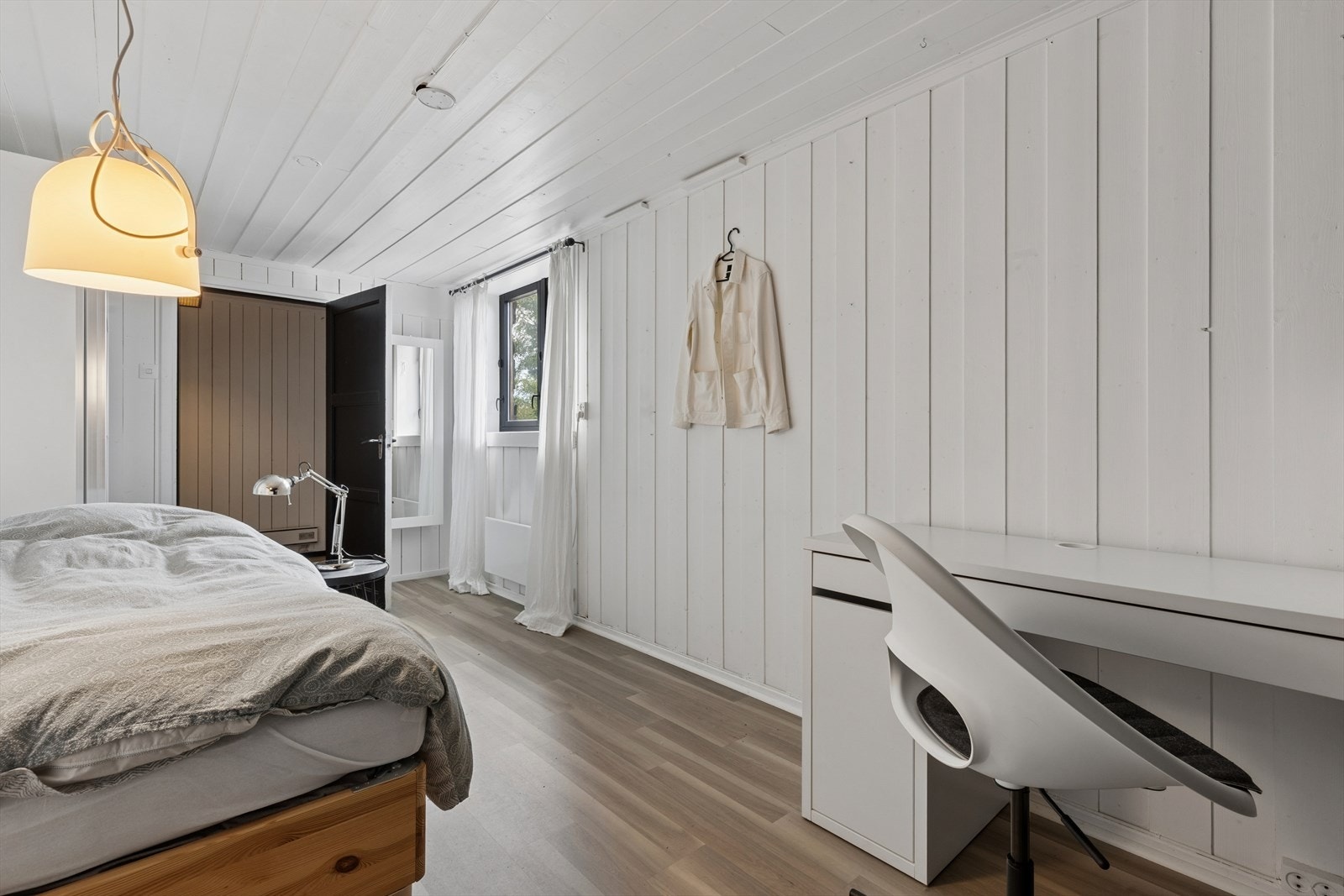 Rommet har god plass til både seng og arbeidsplass. Galleribilde