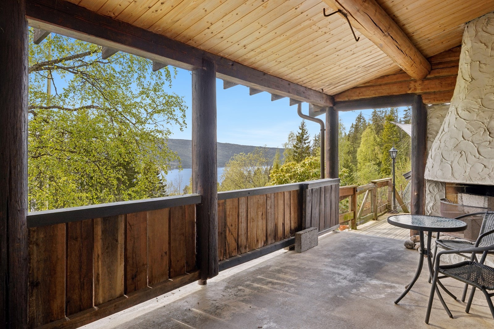 Den overbygde delen av terrassen har en utvendig peis og gir ly for vær og vind. Galleribilde