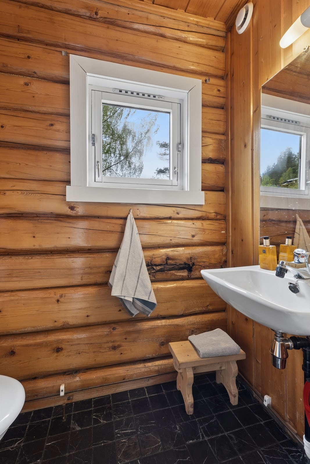 Badet ble oppgradert i 2014 og har en elektrisk styrt vifte for god ventilasjon. Galleribilde