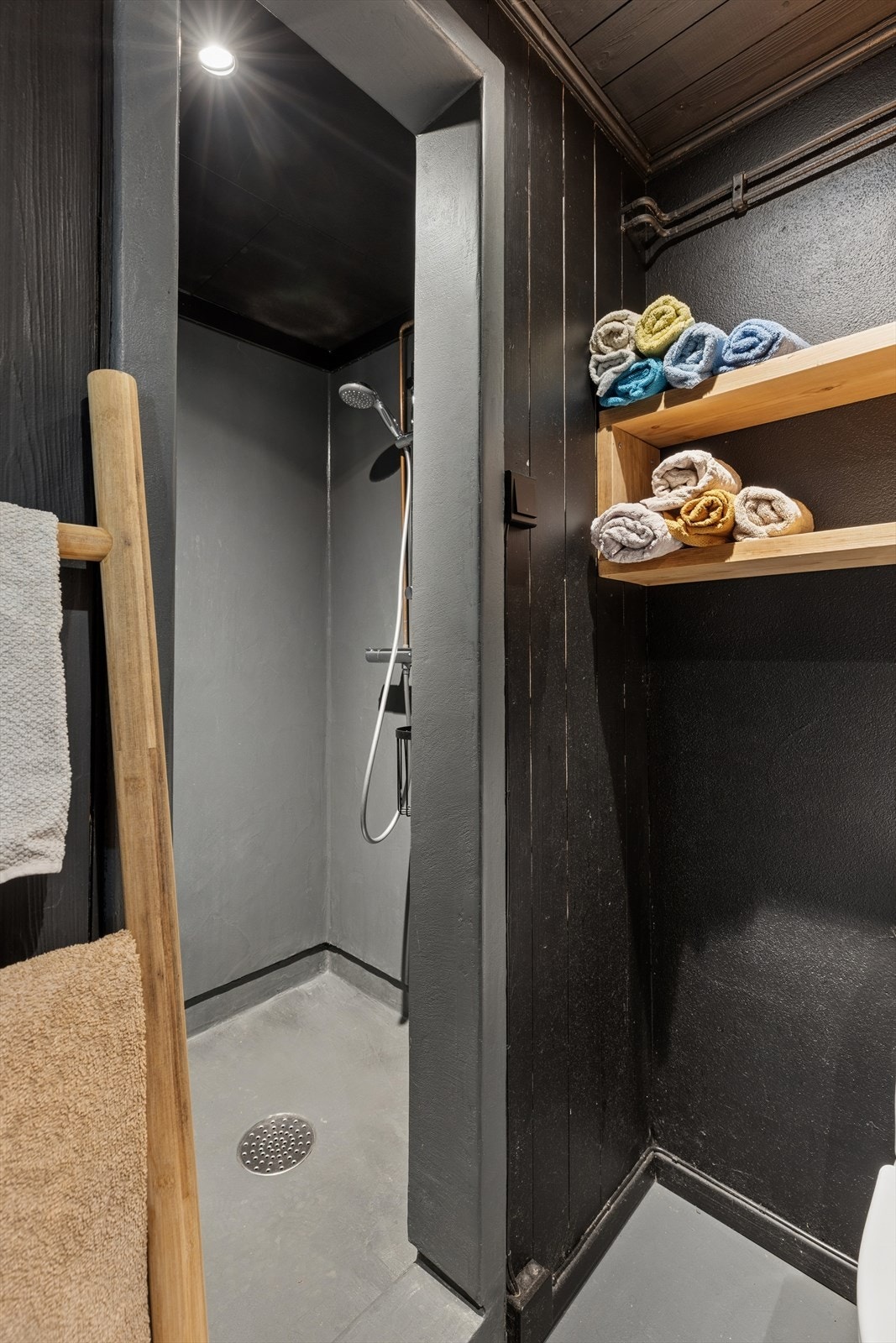 Rommet er utvidet med en praktisk dusjnisje med sluk, også her med micro-cement. Galleribilde