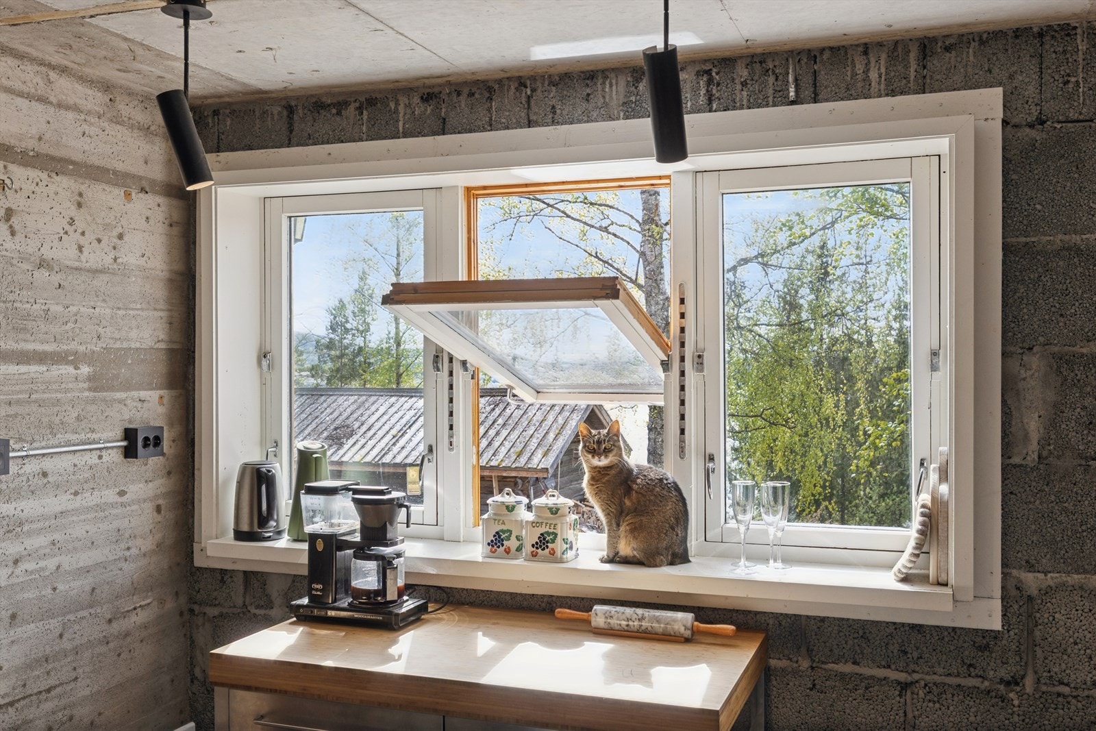 Kjøkkenet i kjelleretasjen ble omfattende oppgradert i 2020 og har en industriell stil med rå betongvegger. Galleribilde