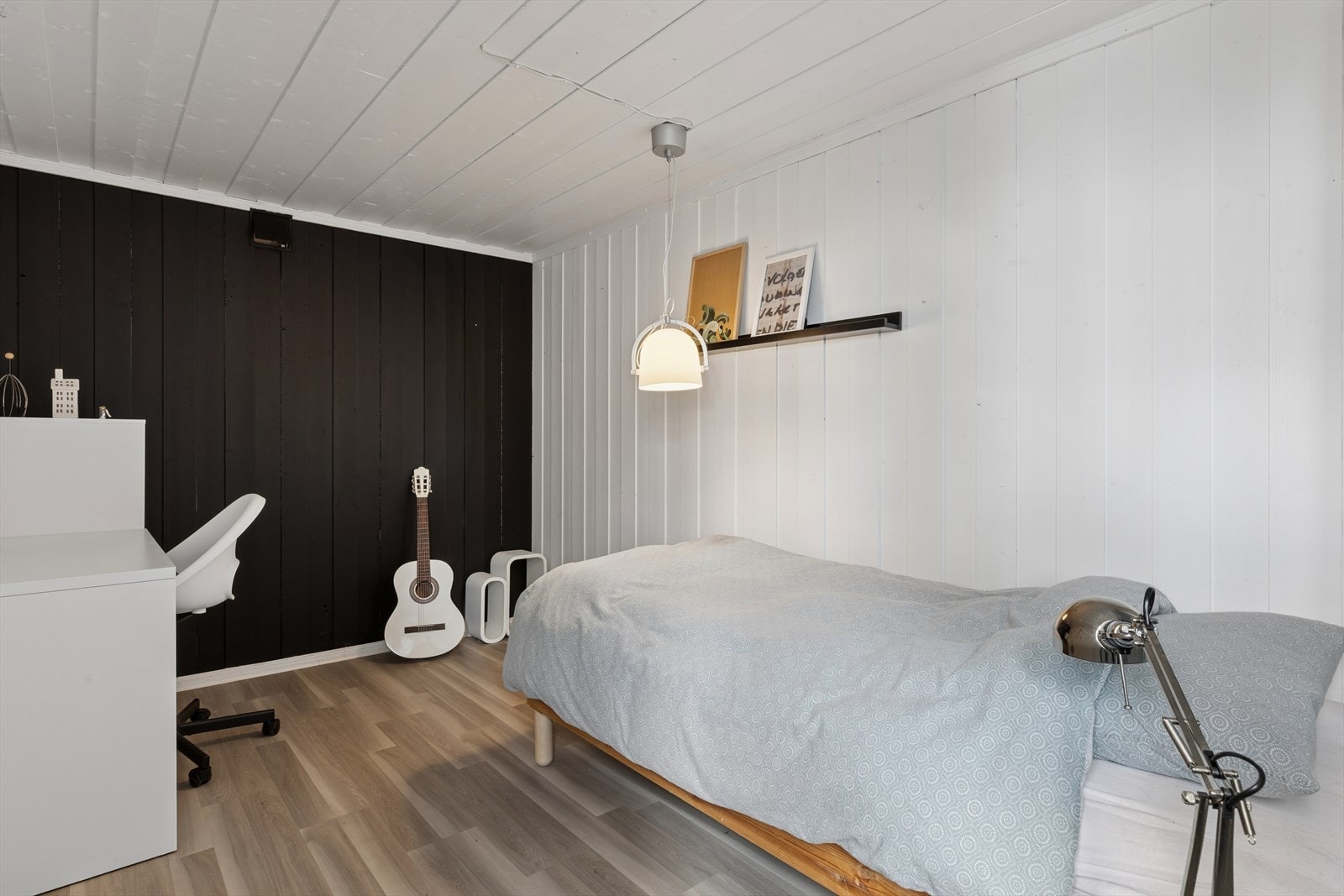 Soverommet i kjelleretasjen har panelvegger og laminatgulv. Galleribilde