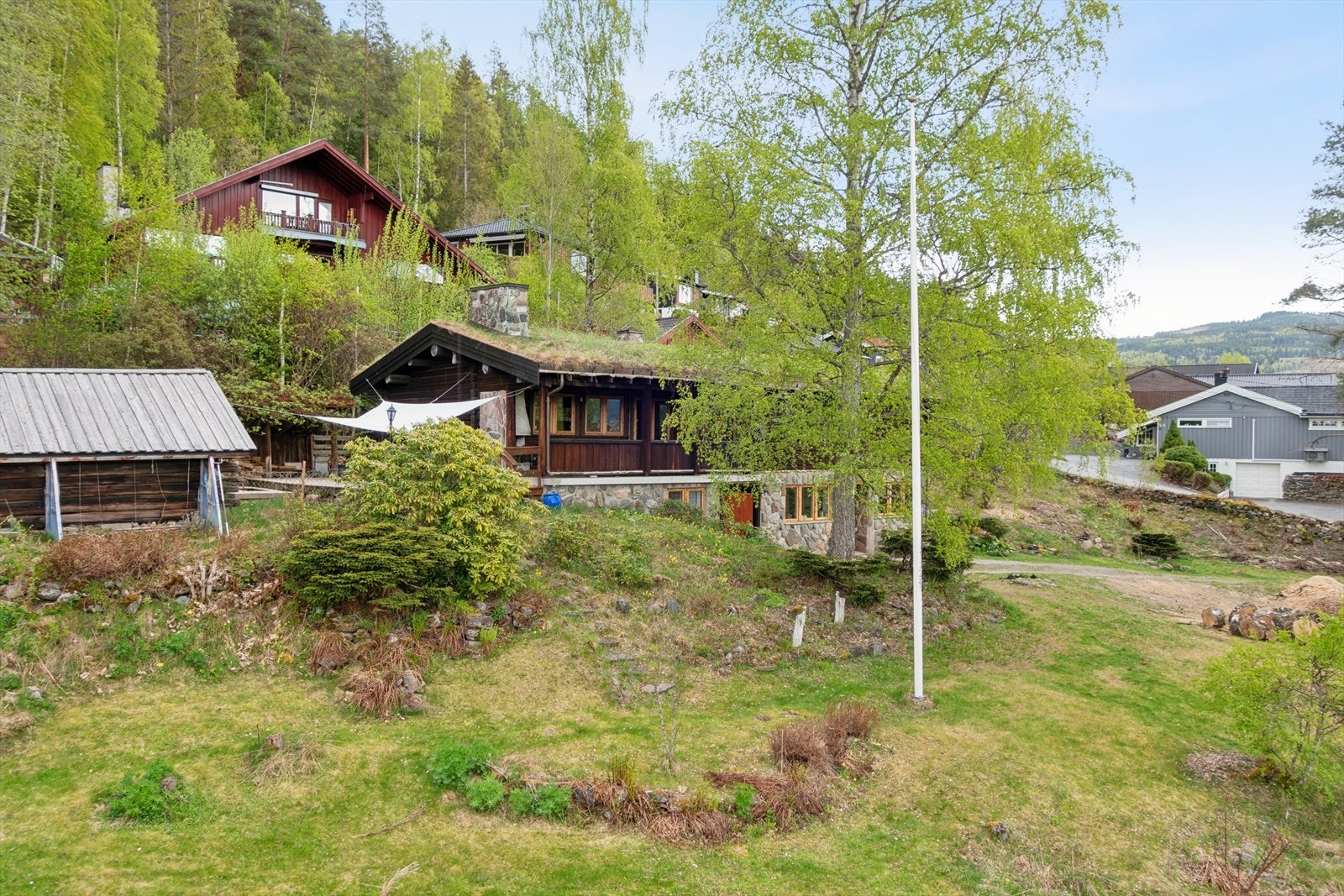 Unik eiendom med en landlig og skjermet beliggenhet, innerst i Prestlia, med flott utsikt mot Randsfjorden. Galleribilde