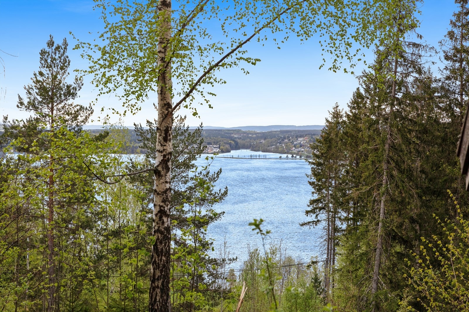 Eiendommen ligger usjenert til, med en fantastisk utsikt over Randsfjorden. Galleribilde