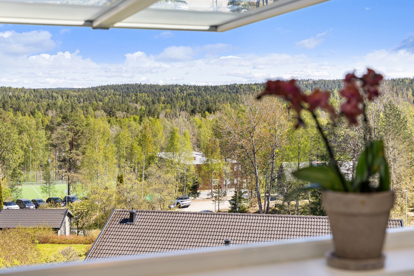 Fra stuen i 1. etasje kan man se Østli barneskole og marka Galleribilde