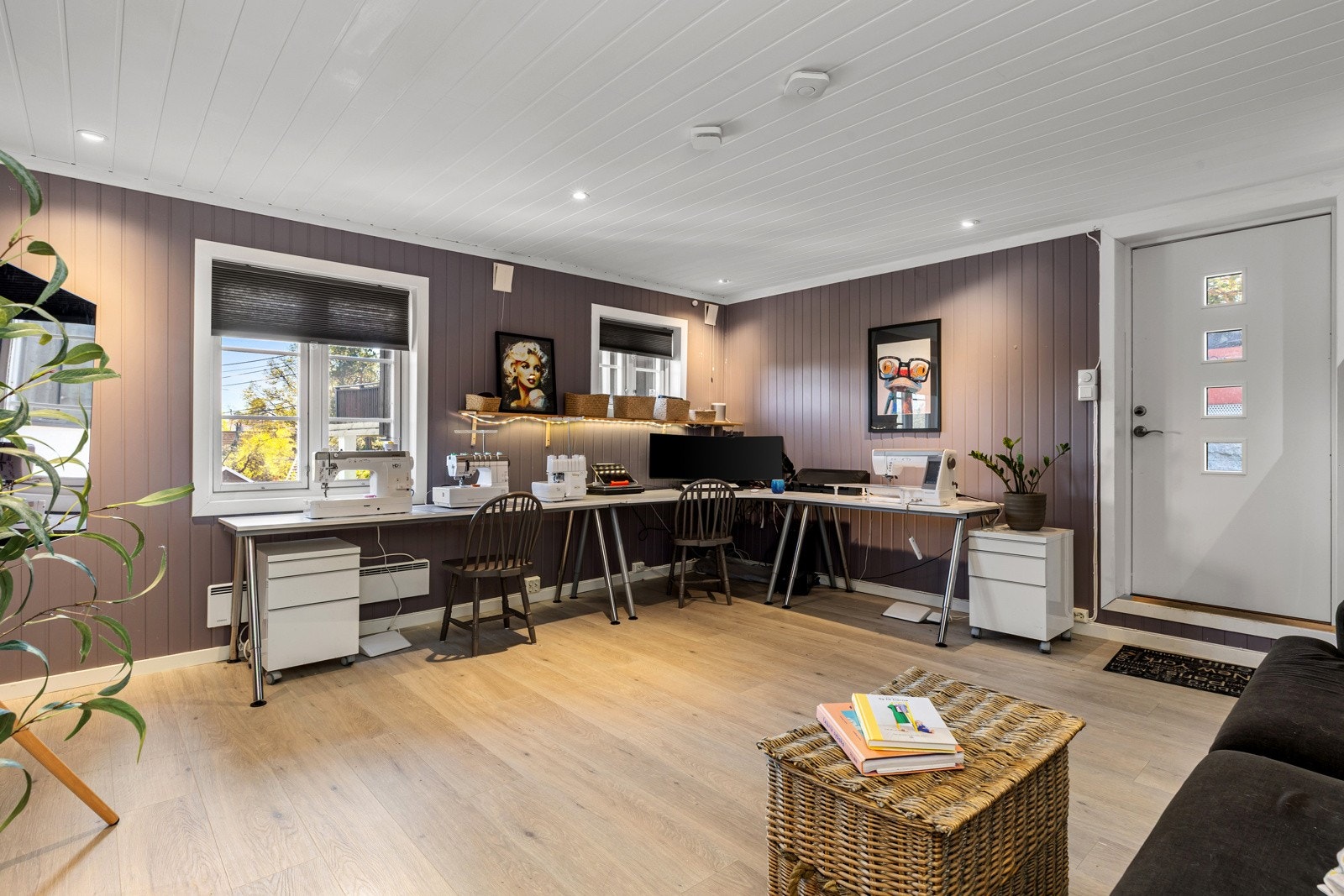 Anneks - åpent rom innnredet med kontor Galleribilde
