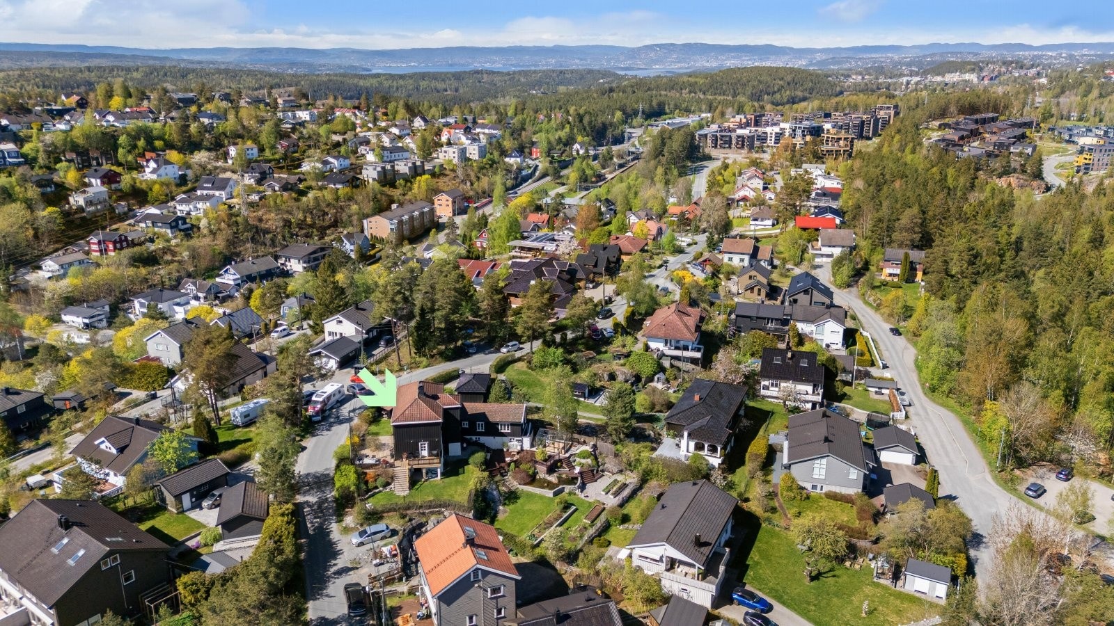 Kort vei til togstasjon med hyppige avganger samt bussholdeplass. Myrvoll Torg med Kiwi, bakeri etc. i nærheten Galleribilde