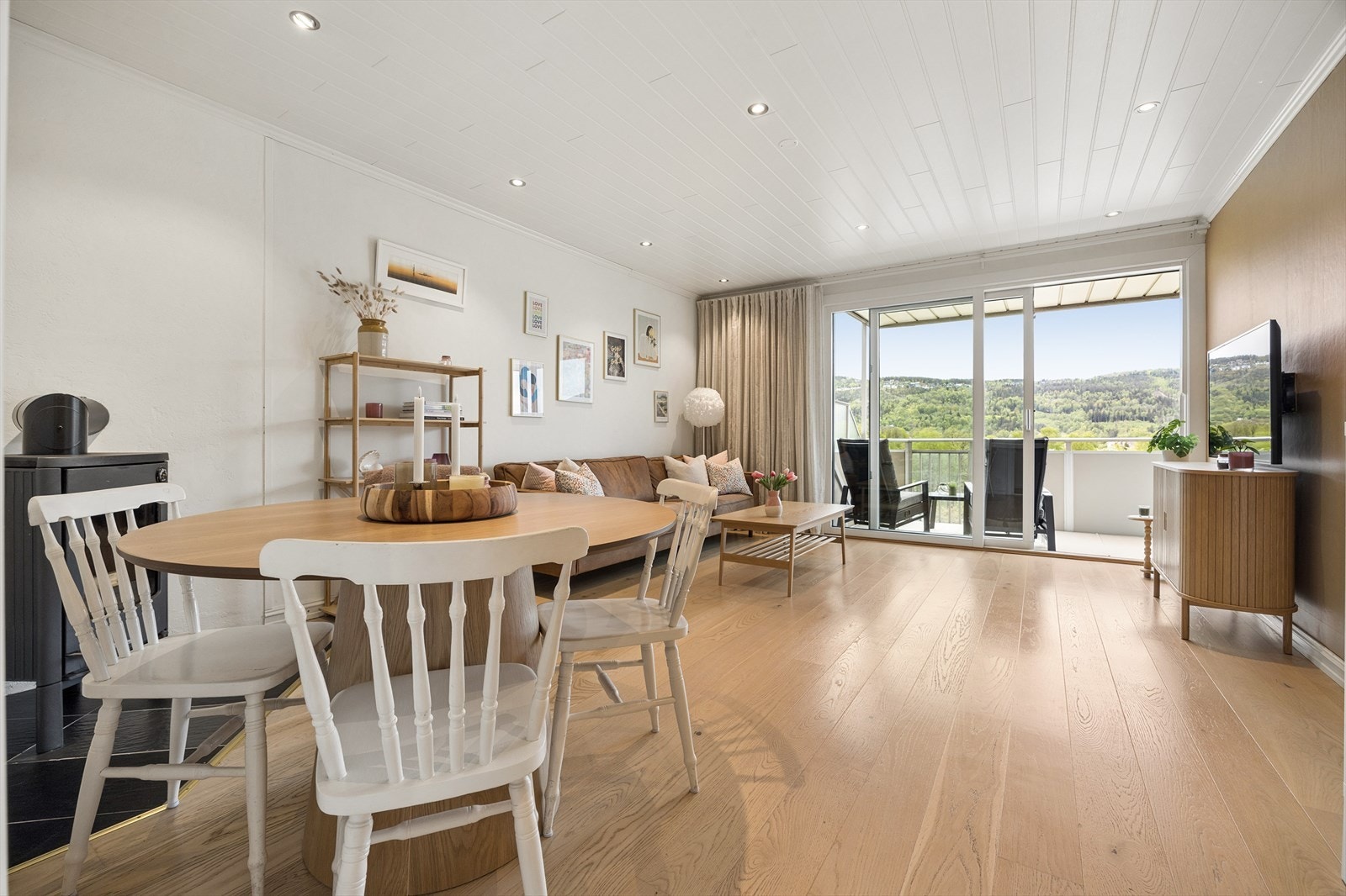 Stuen fremstår som lys, romslig og svært innbydende med gjennomgående god standard. Galleribilde
