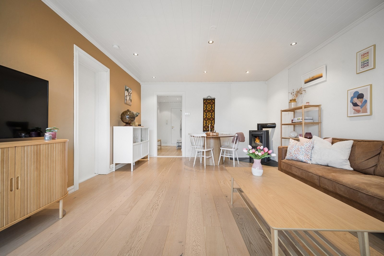 Moderne overflater, varmefolie under parkettgulvene og utstrakt bruk av downlightsbelysning. Galleribilde