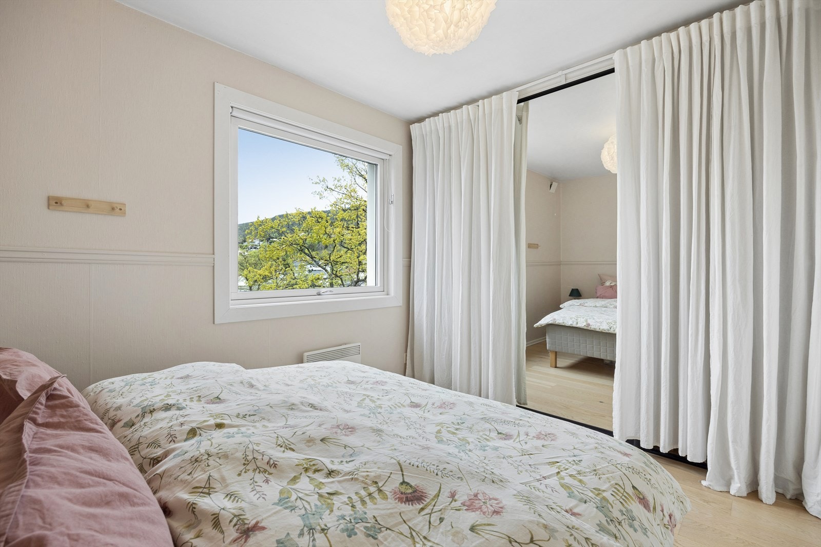 Hovedsoverommet er utstyrt med en praktisk skyvedørsgarderobe som medfølger handelen. Galleribilde