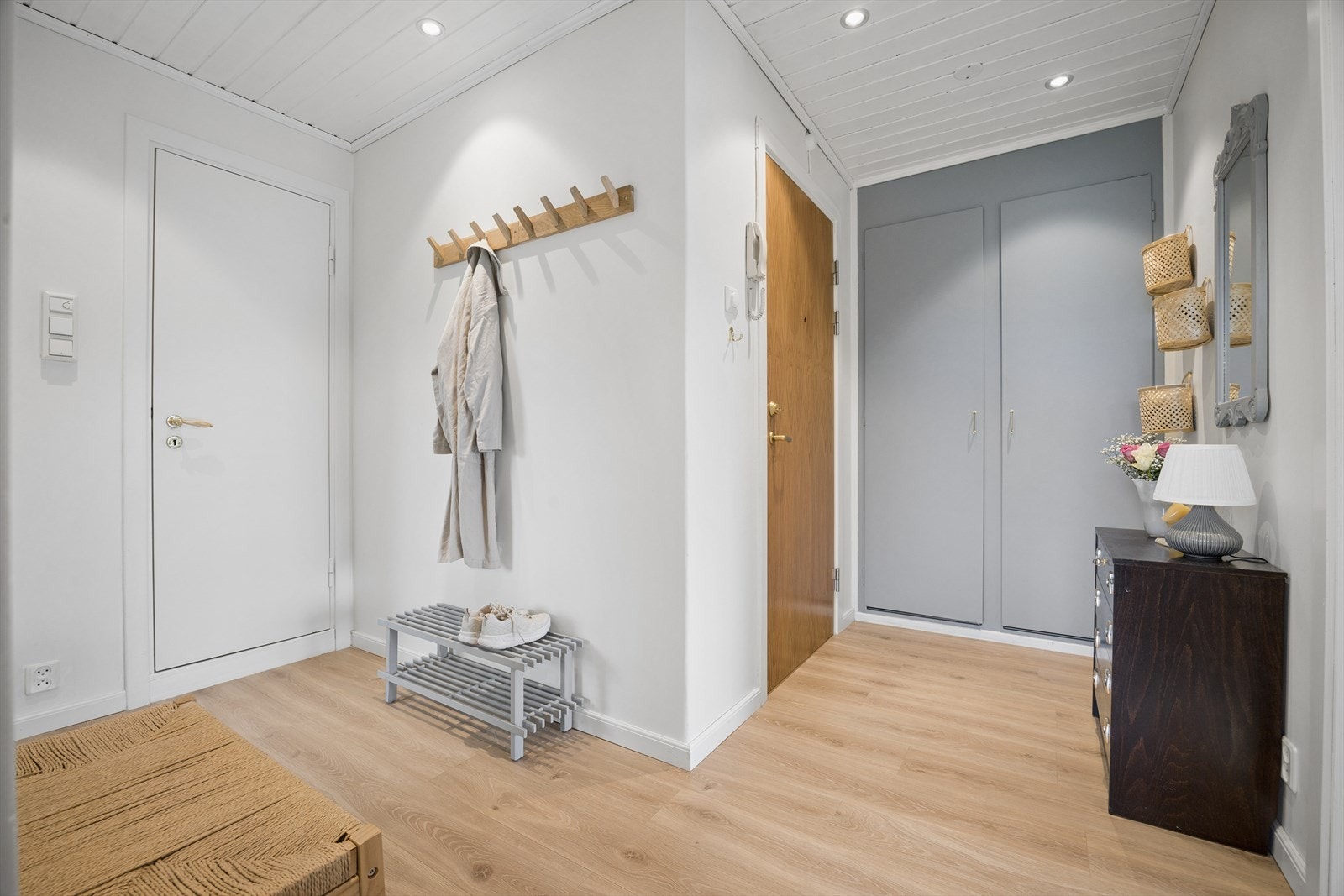 Stilrent og lekkert inngangsparti med bl.a. plassbygde skap. Galleribilde