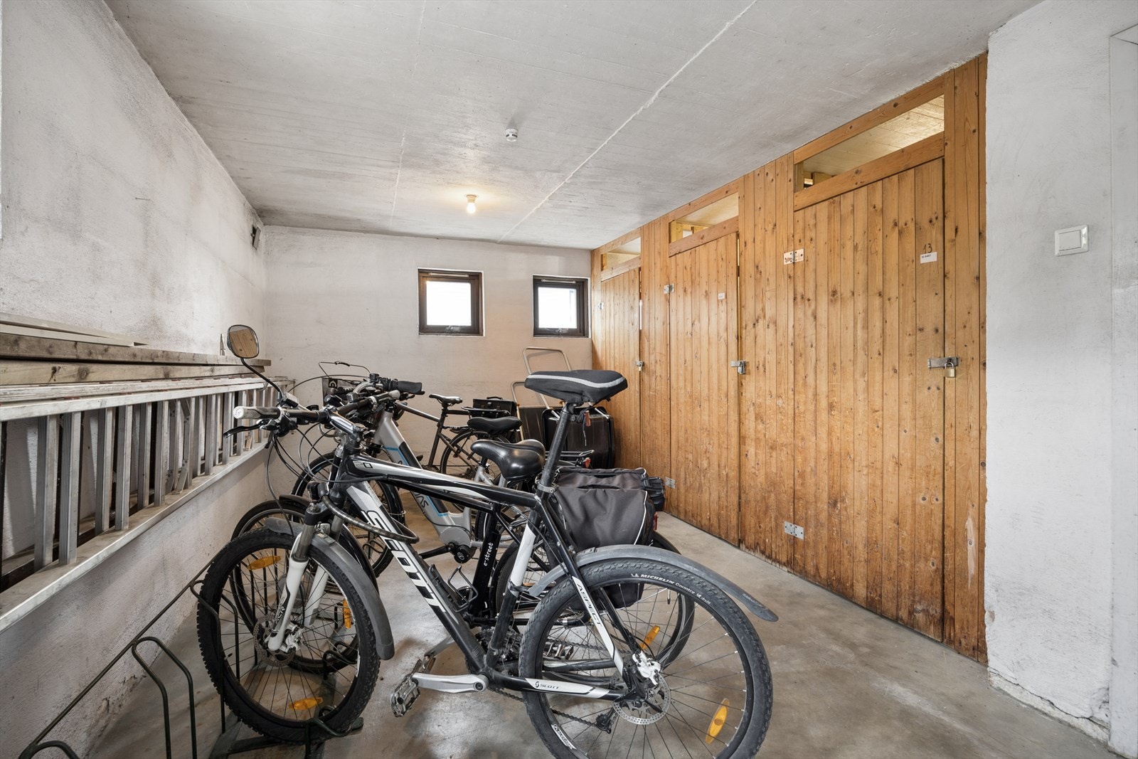 Leiligheten disponerer hele tre eksterne boder + felles sykkelbod på bakkeplan ved inngangspartiet. Galleribilde
