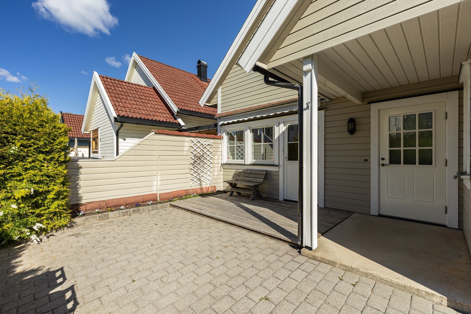 Fra stuen er det adkomst til terrasse på begge sider Galleribilde
