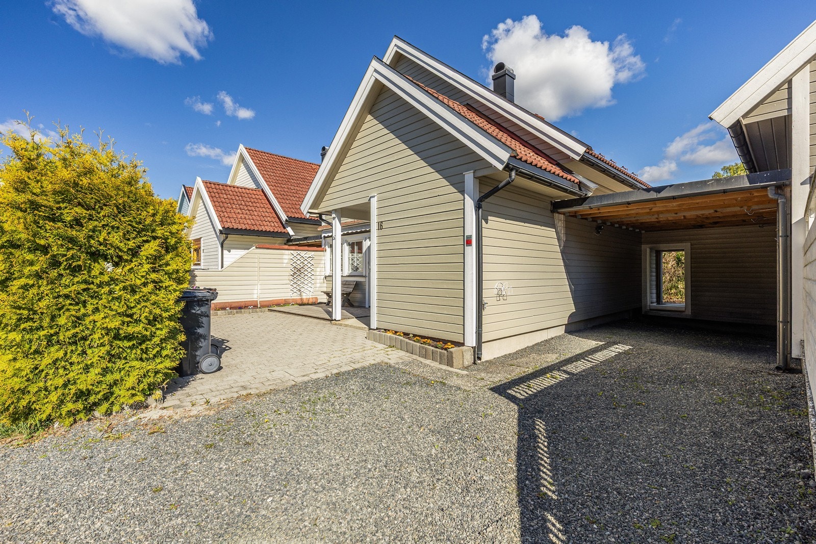 Romslig carport med bod i forkant Galleribilde