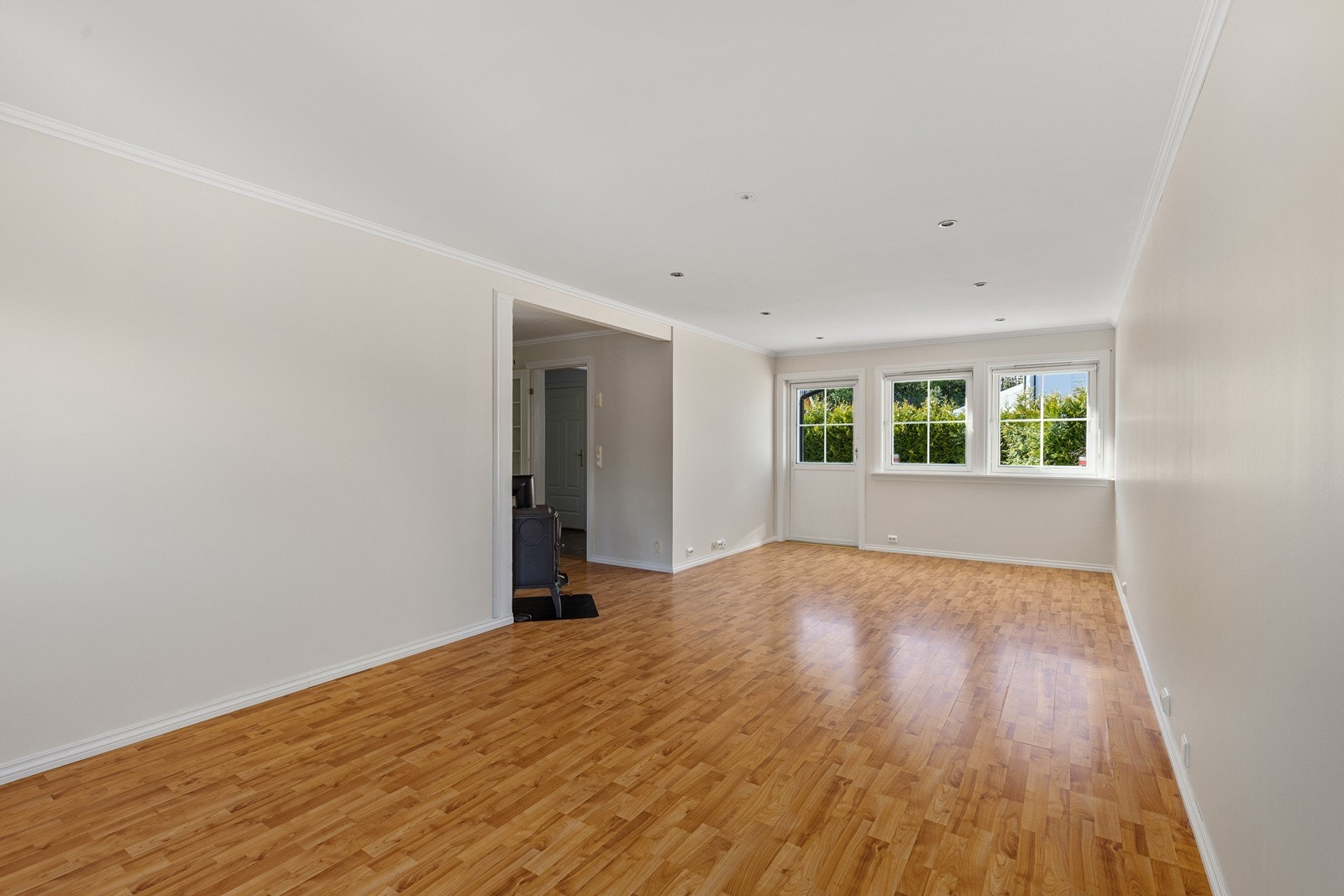 Flere av overflatene i huset er nymalt i lyse og fine farger Galleribilde