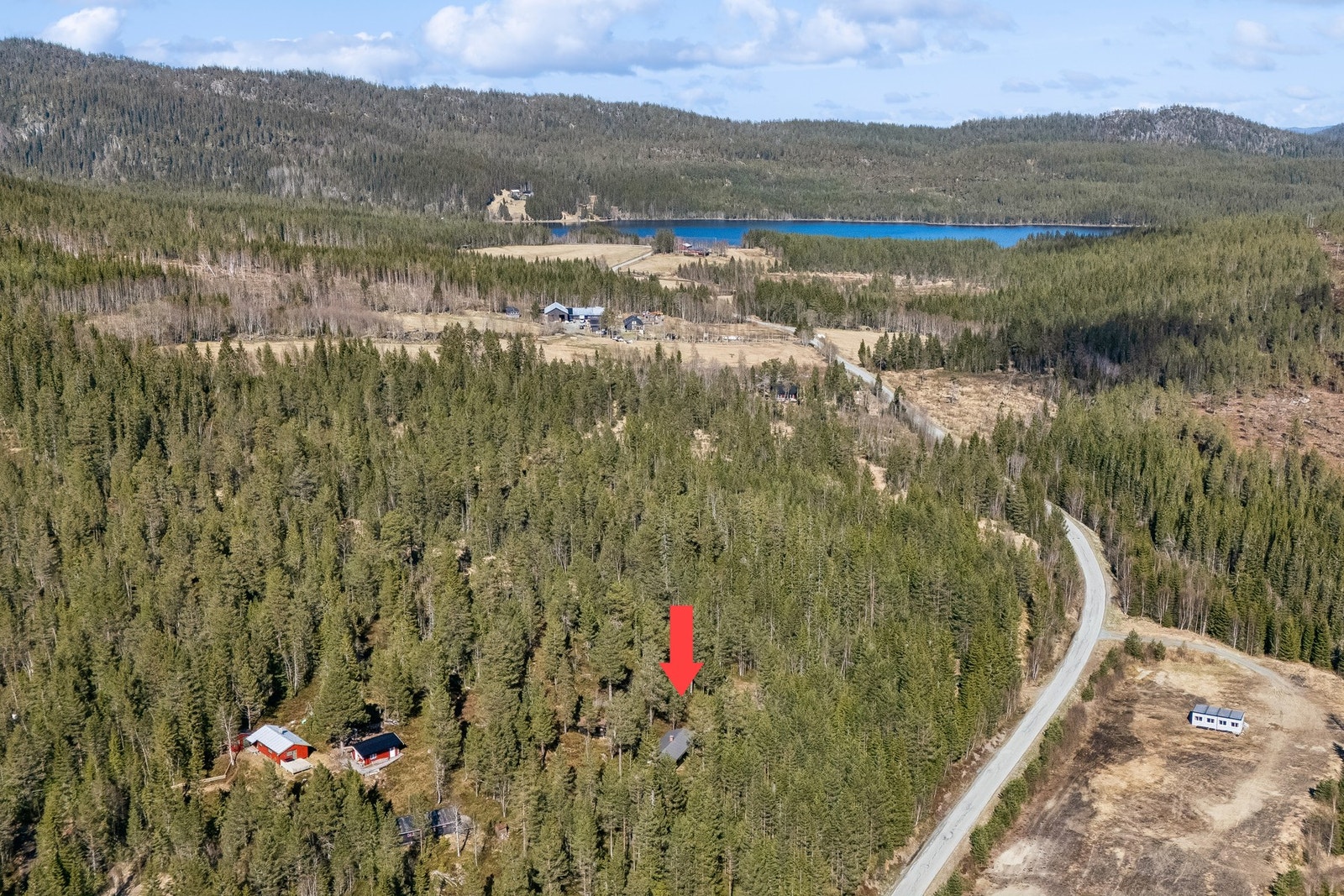 Eiendommen ligger fint til med umiddelbar nærhet til flotte turmuligheter hele året. Område byr også på bær-, fiske-, jakt- og bademuligheter. Galleribilde