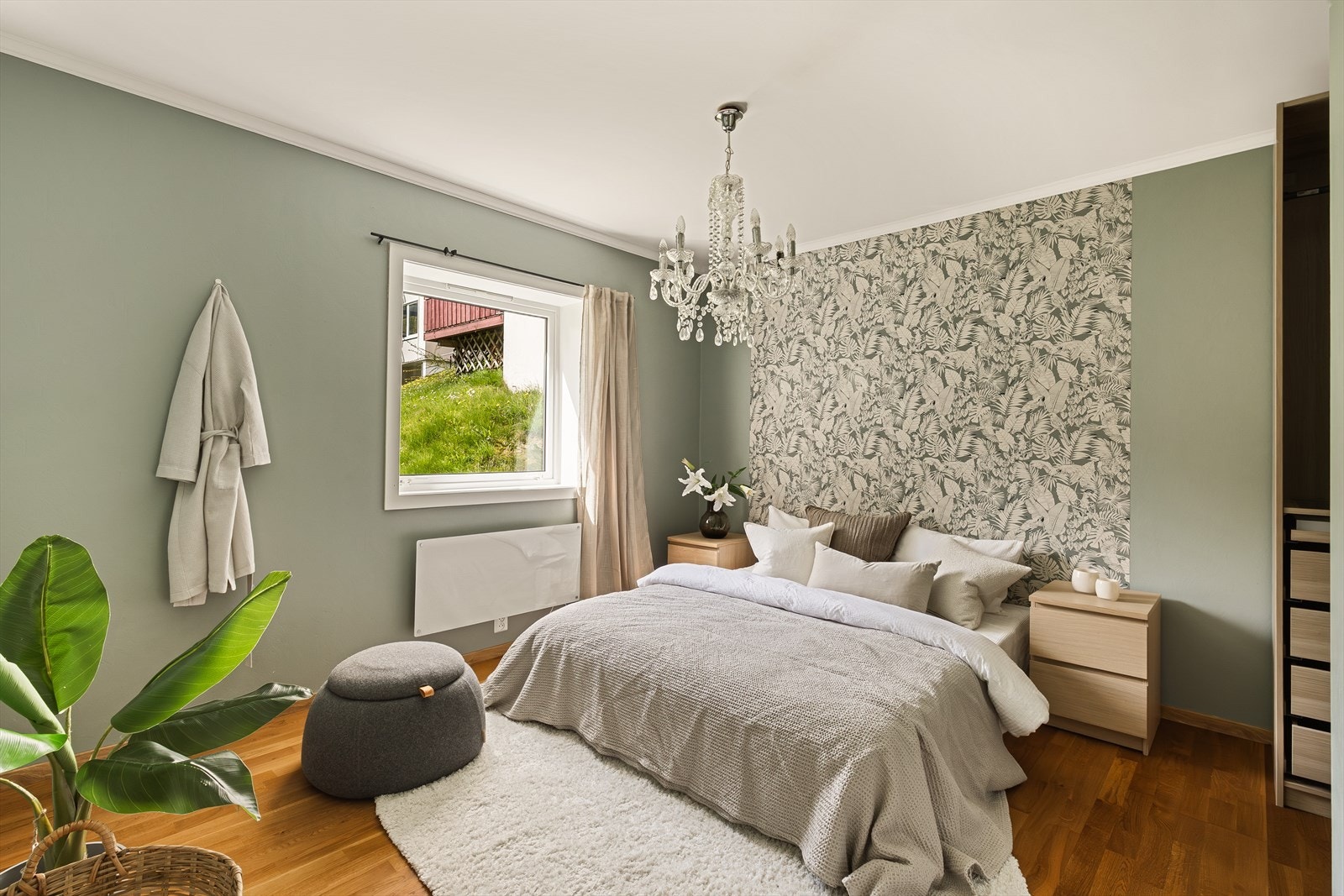 Romslig hovedsoverom med parkett på gulv og malte vegger. Her er det også plass til ekstra garderobe eller skrivebord Galleribilde