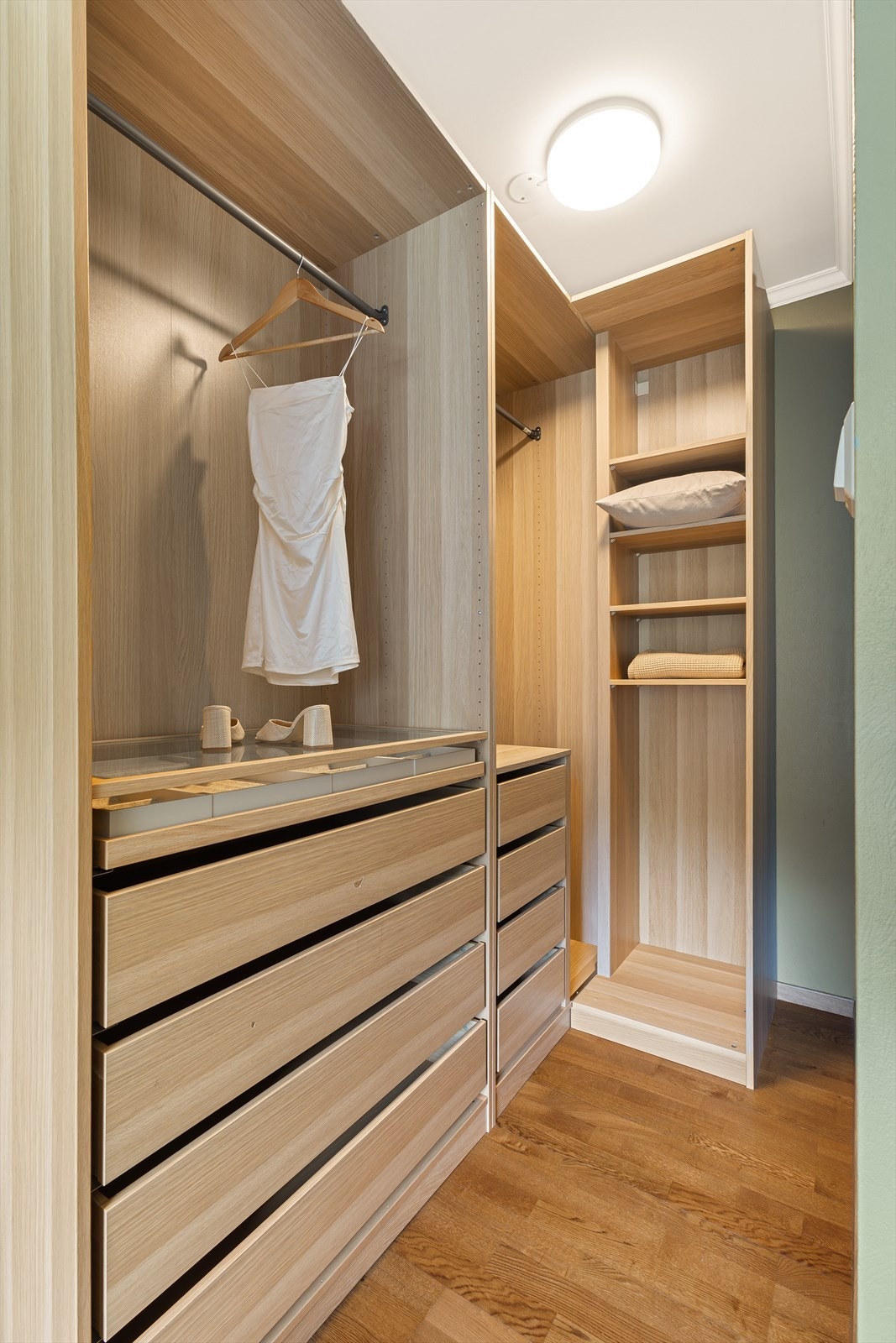 I tilknytning til hovedsoverom er det ombygd fra betegnelse "loft" (trolig bod) til åpen walk-in-garderobe til hovedsoverom. Pax-garderobe medfølger Galleribilde