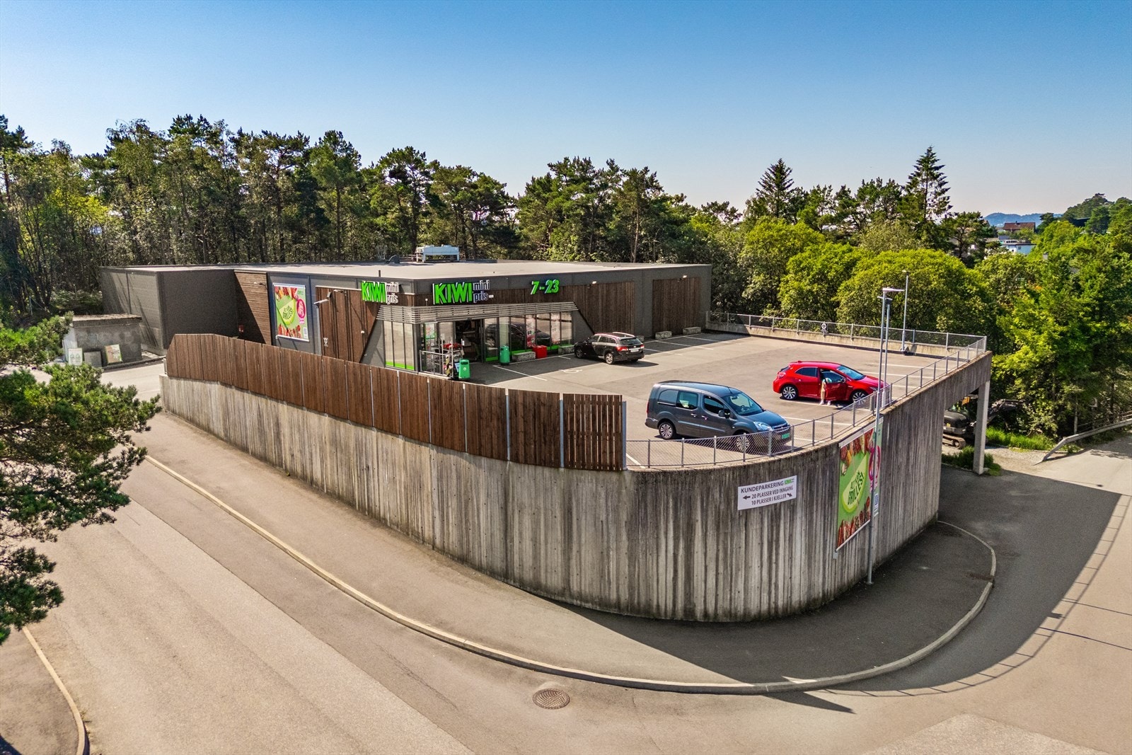Kort avstand til dagligvarebutikker som Coop og Kiwi. Gode bussforbindelser nede i hovedveien der linje 3 passerer hyppig Galleribilde