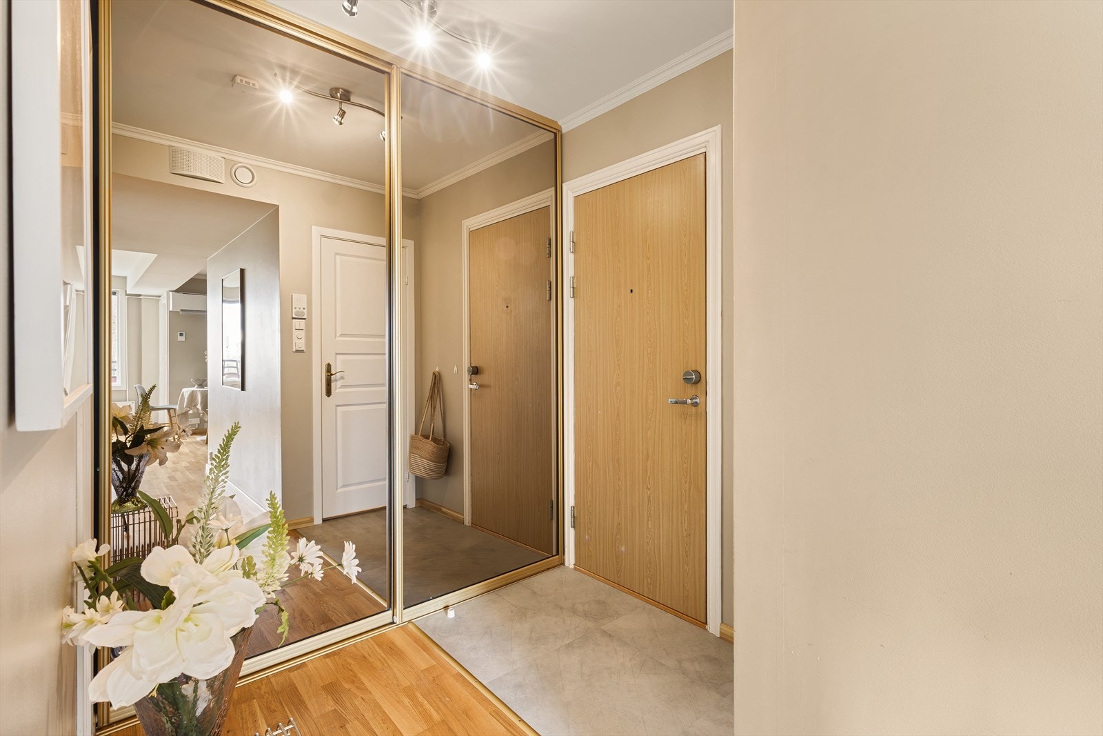 Entré/gang med skyvedørsgarderobe med speilfronter. Delvis flislagt og delvis parkettgulv Galleribilde
