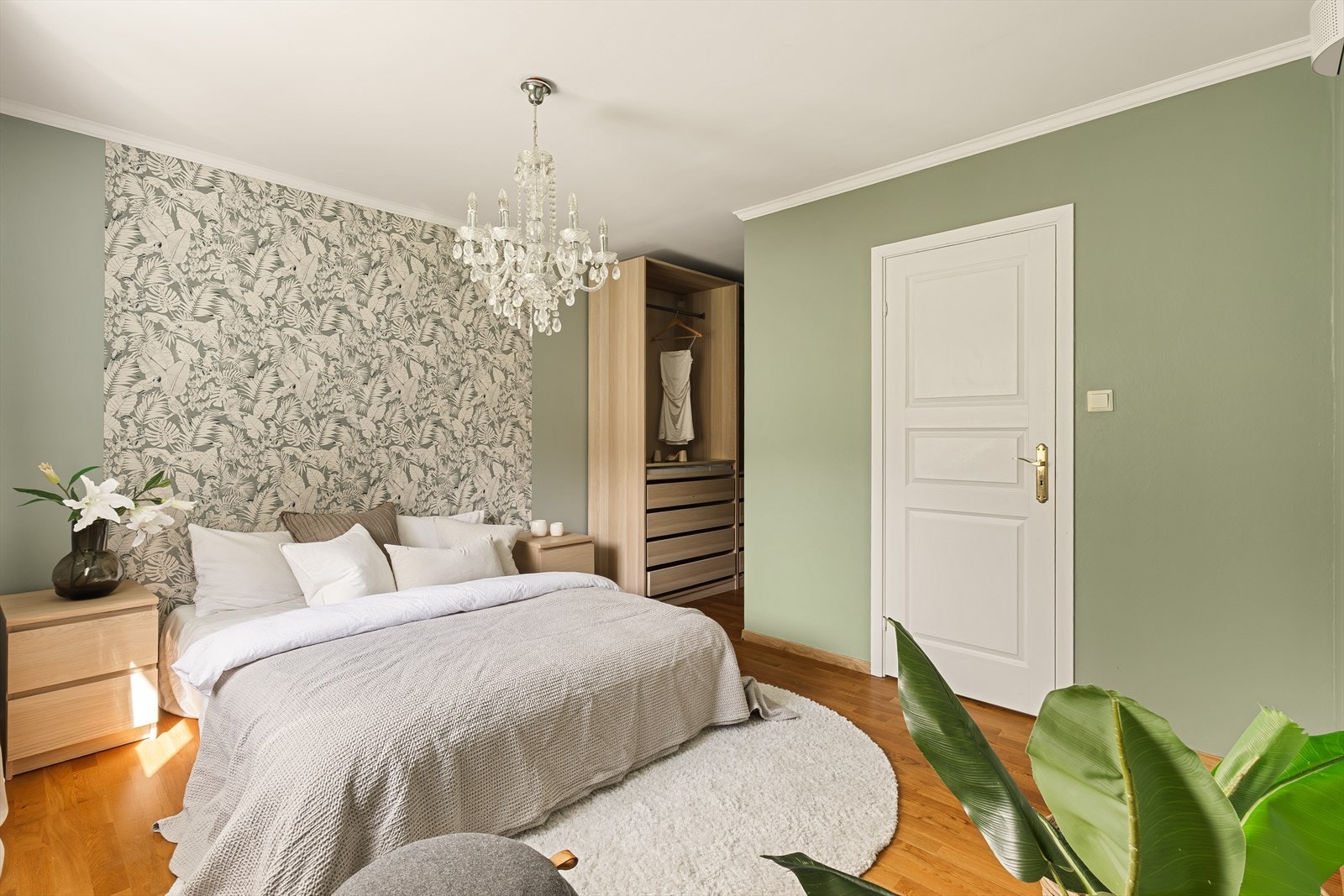 Rommet var opprinnelig ca 10 m² iflg. tegninger, men er åpnet opp mot walk-in-garderobe på ca 4 m², og måler nå samlet ca 14,5 m² Galleribilde