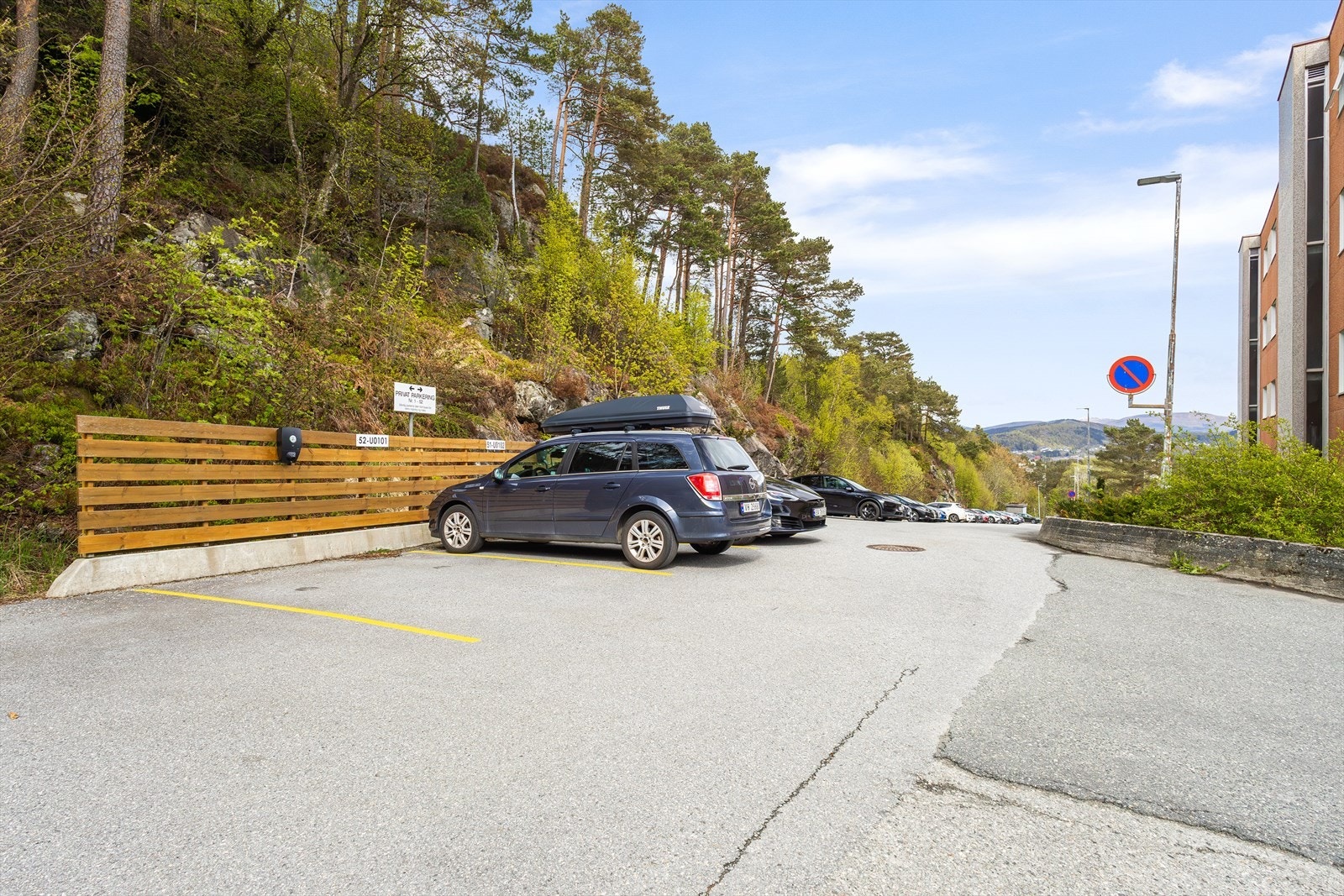 Fast plass på felles parkering like bak blokken med fast montert ladeboks Galleribilde