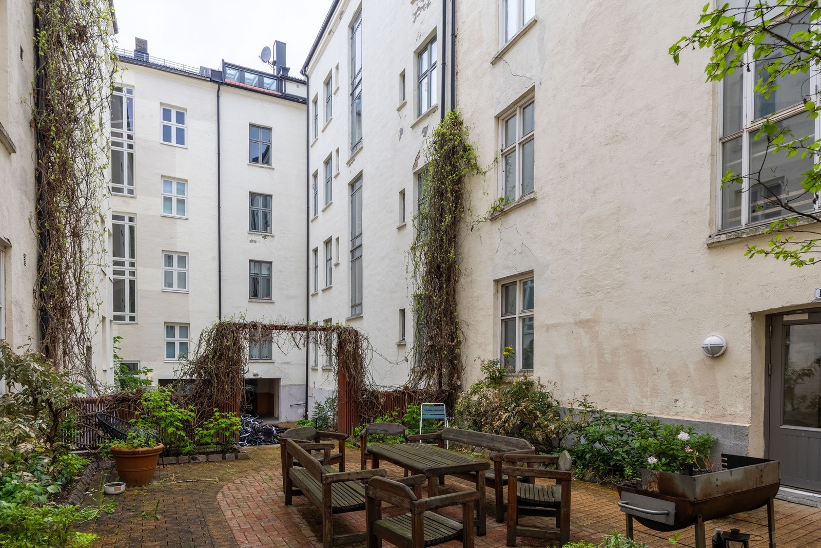 Hyggelig bakgård med felles hagemøbler og sykkelstativ. Galleribilde