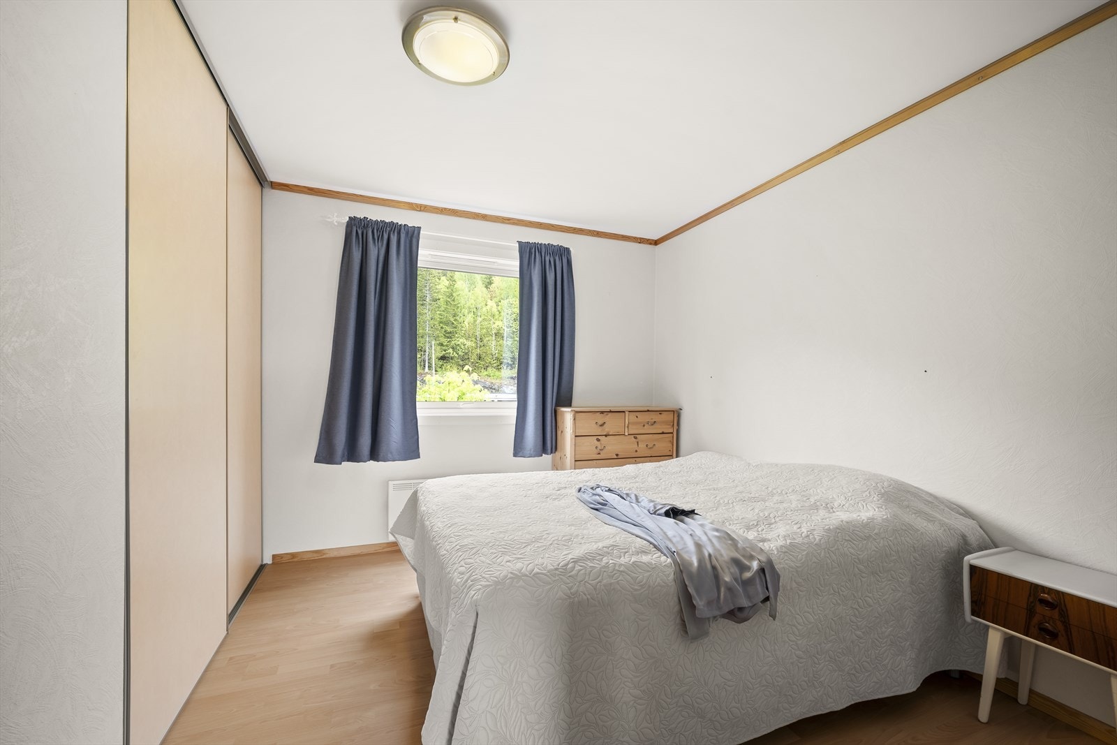 Soverom 2 med integrert garderobe med skyvedører Galleribilde