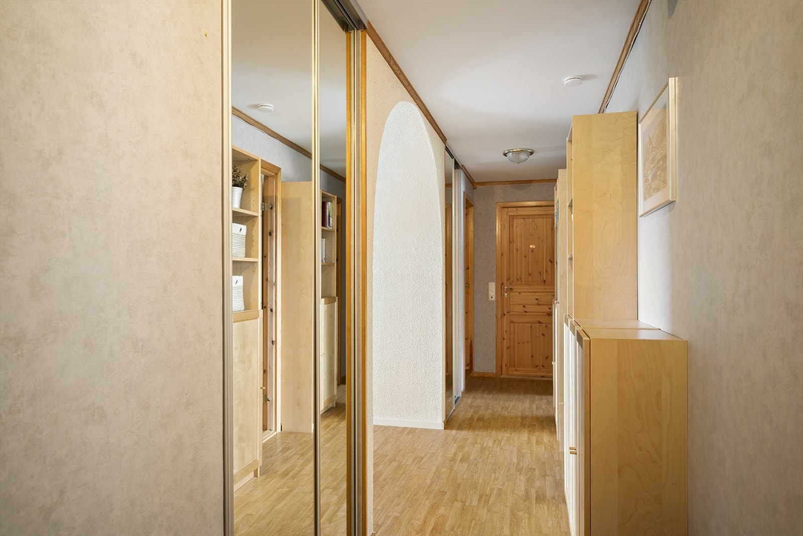 Gang med integrert garderobe med skyvedører Galleribilde