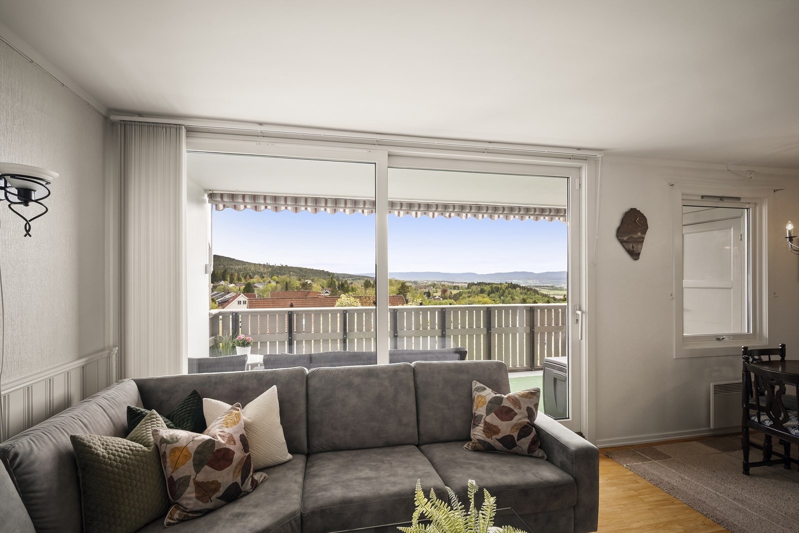 Stue med utgang til terrasse via skyvedører Galleribilde