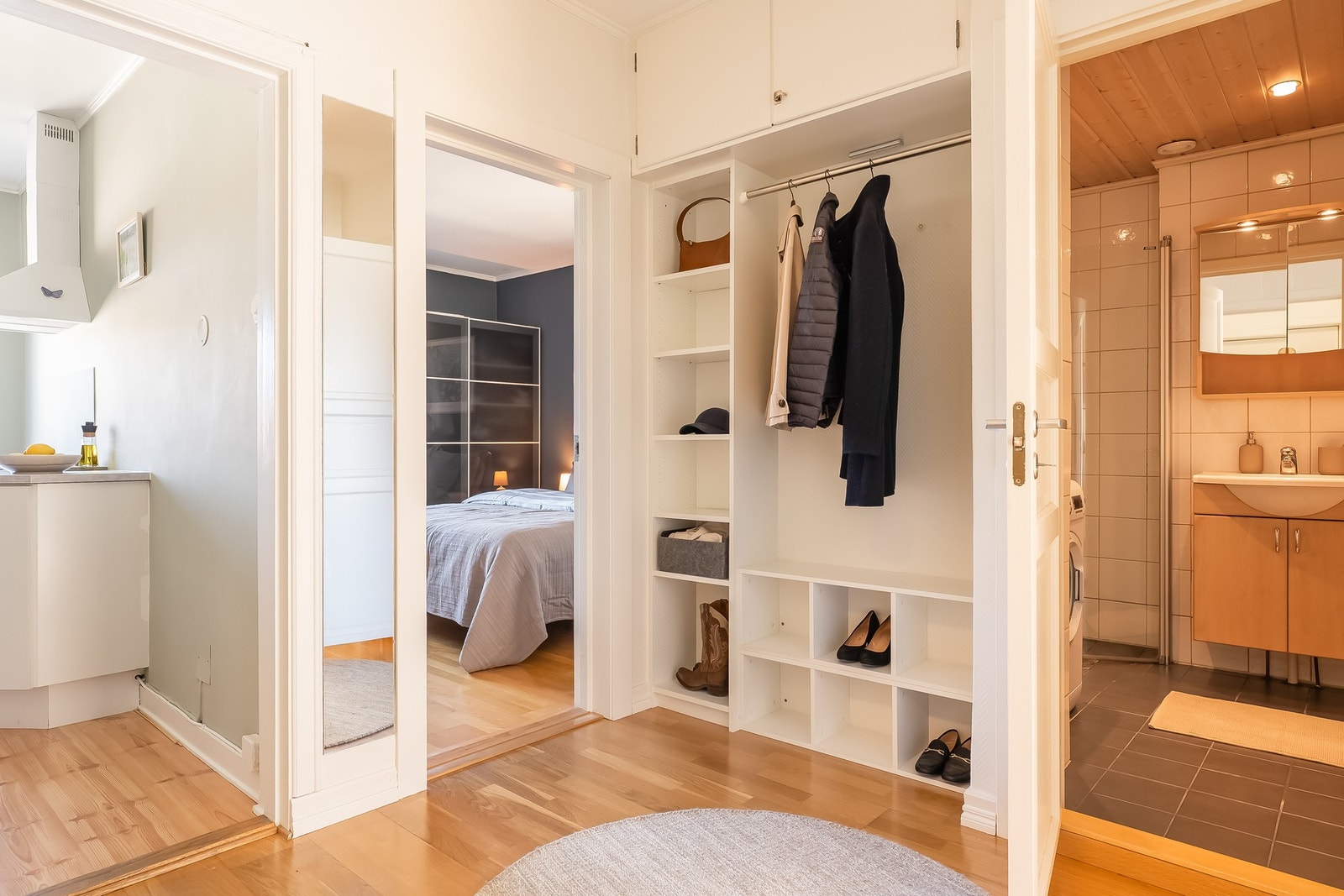 Fra entréen har du adgang til resten av boligens rom, samt plassbygd garderobeløsning. Galleribilde