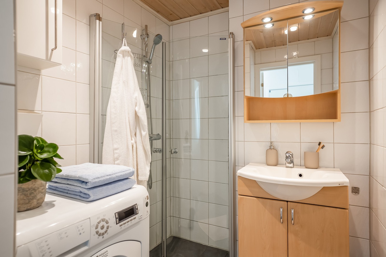 Badet har flislagte gulv og vegger, og overflatene har fått TG1 i tilstandsrapporten. Galleribilde