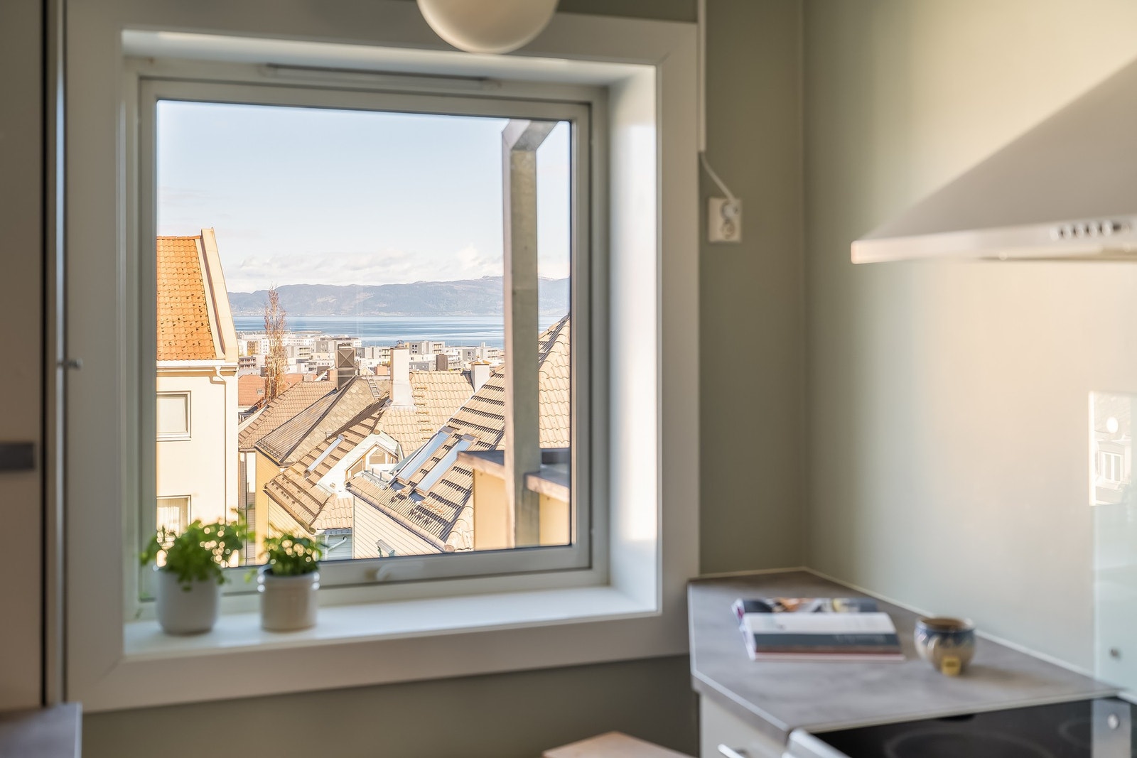 Fra kjøkkenvinduet har du god utsikt mot Trondheimsfjorden over Møllenmergs mange hustak. Galleribilde