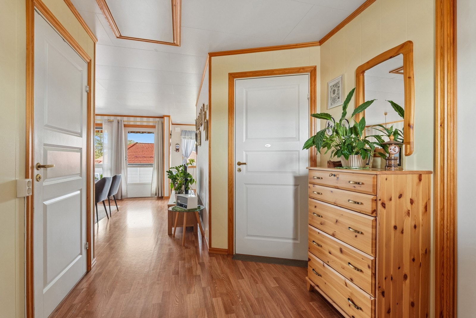 Stor gang med bod på innsiden. Her er det god plass for yttertøy Galleribilde